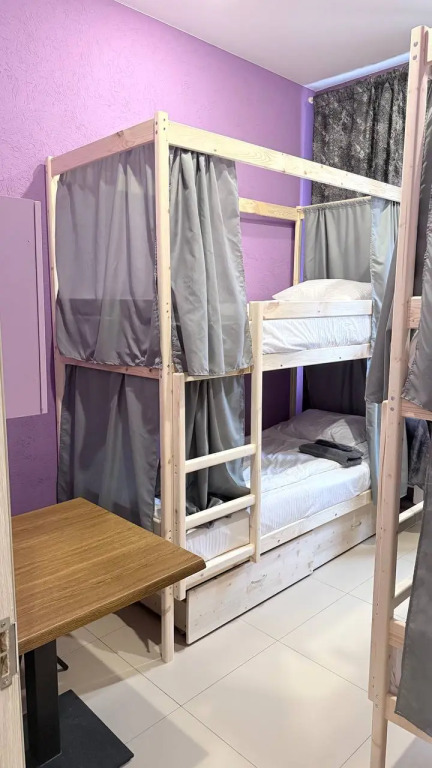 Кровать в общем номере с видом на город в Адмирал