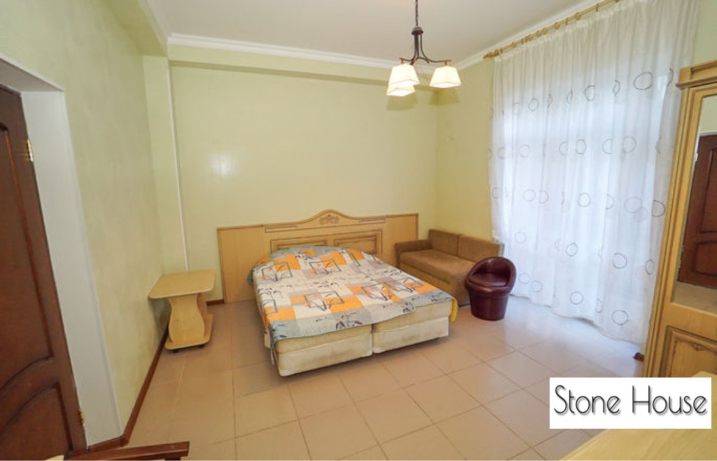 Трёхместный номер Deluxe с балконом и с красивым видом из окна в Stone house