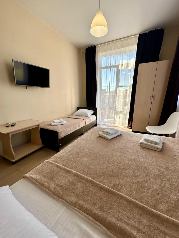 Трёхместный номер Comfort с балконом и с видом на горы в Людмила
