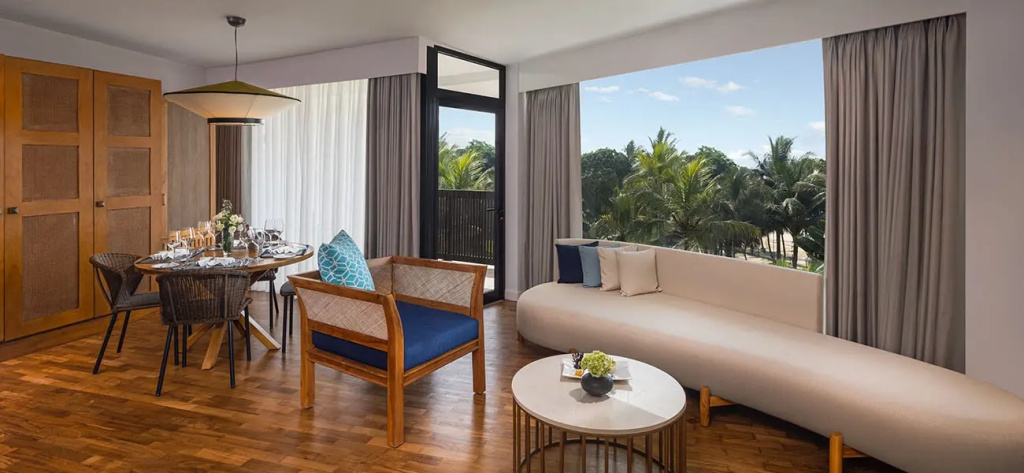 Penthouse Double Suite with balcony and with partial ocean view (full double bed)