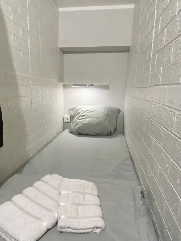 Bed in Dorm with balcony and with courtyard view