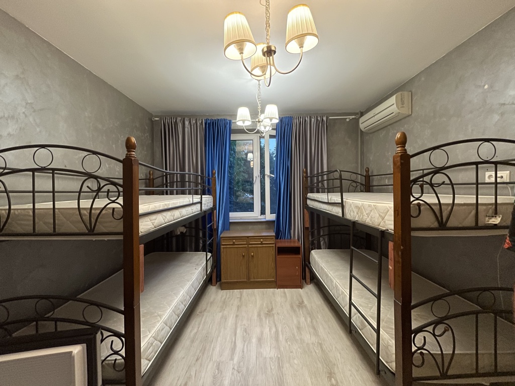 Кровать в общем номере с красивым видом из окна в Петровский