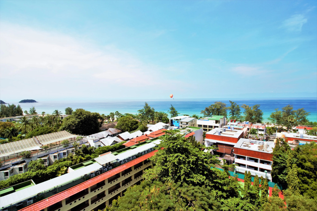 Трёхместный номер Standard с балконом и с красивым видом из окна в Апартаменты OMNIA  Phuket - Waterfront Karon