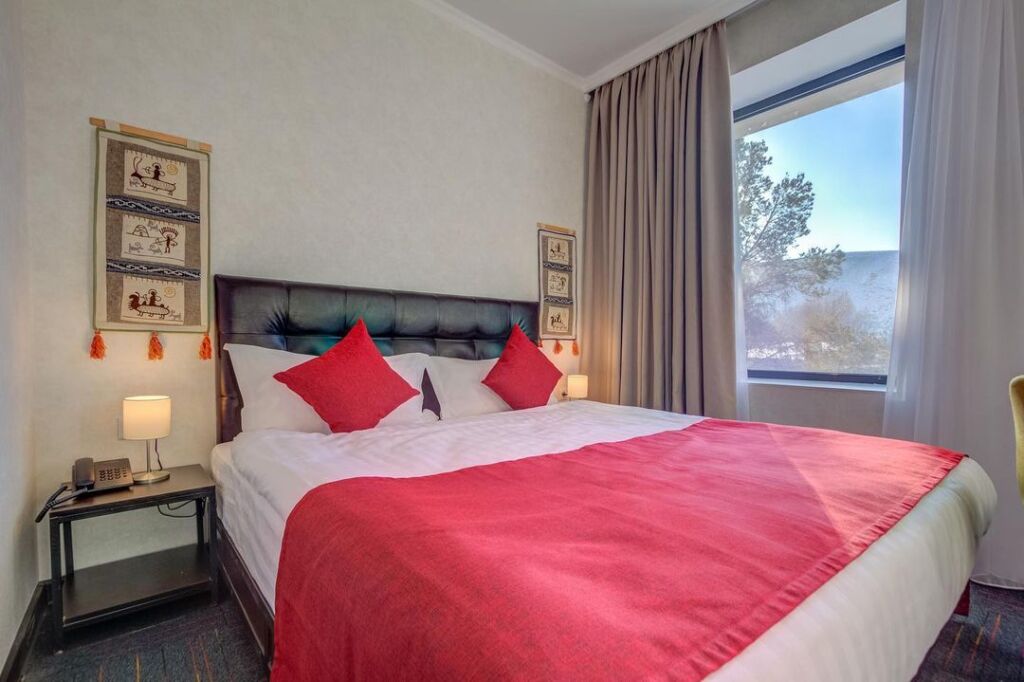Двухместный номер Standard с видом на город двуспальная кровать в Отель My Hotel Karakol