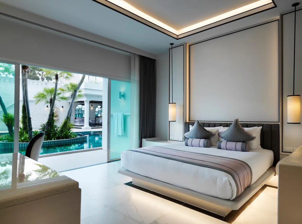 Двухместный номер с доступом к бассейну Executive Club с балконом и с видом на бассейн двуспальная кровать в Chanalai Romantica Resort Kata Beach - Adults Only
