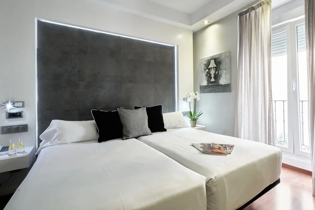 Double room with courtyard view (full double bed)