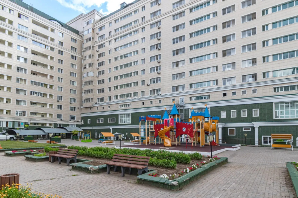 V Tsentre Goroda Ryadom S Bayterekom Apartments