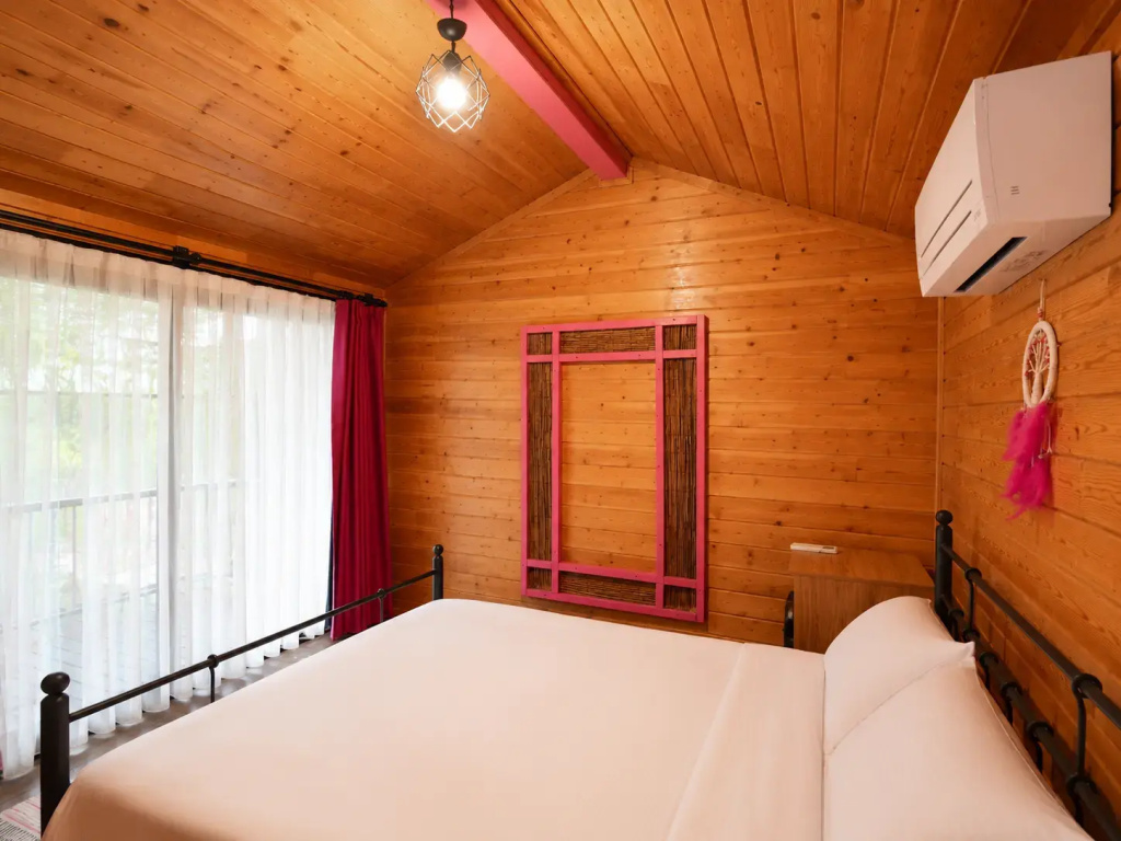 1 Bedroom Bungalow with mountain view