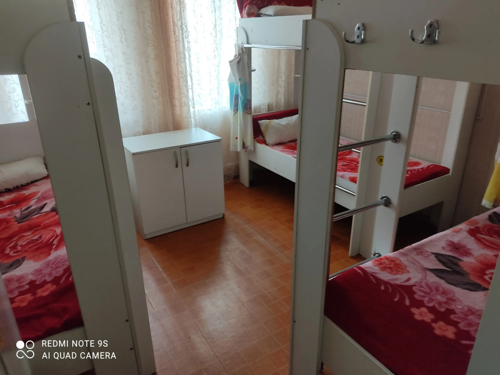 Кровать в общем номере с красивым видом из окна в На Орманова