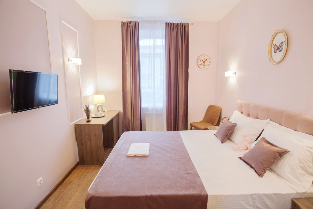 Farfalle Hotel Room Type - Economy Double room with city view full double bed