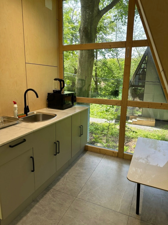 Коттедж с балконом и с красивым видом из окна в Koban Spa Resort
