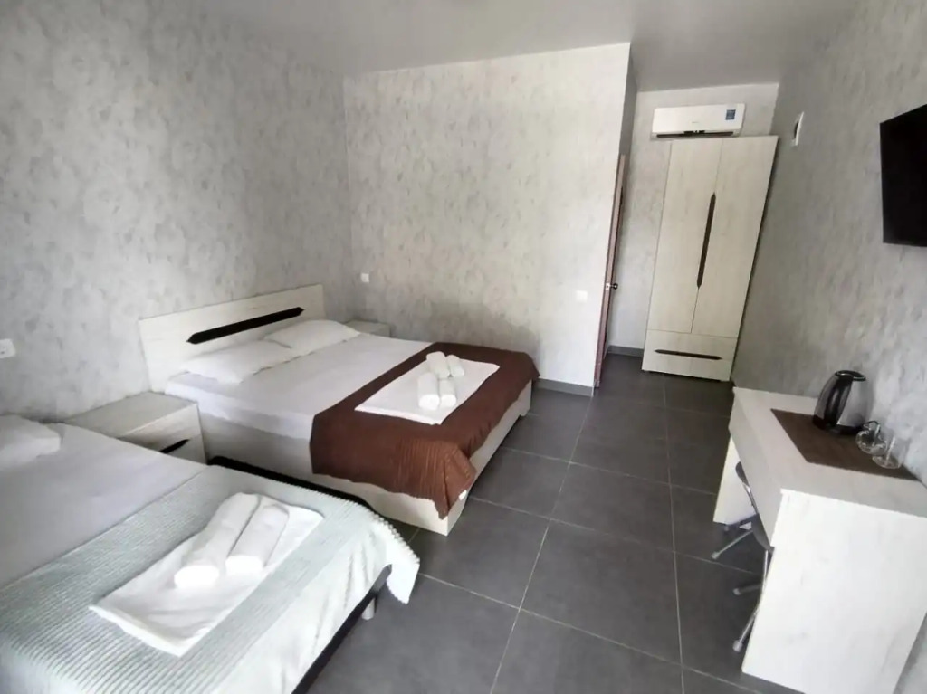 Трёхместный номер Standard с балконом и с красивым видом из окна в Три тополя