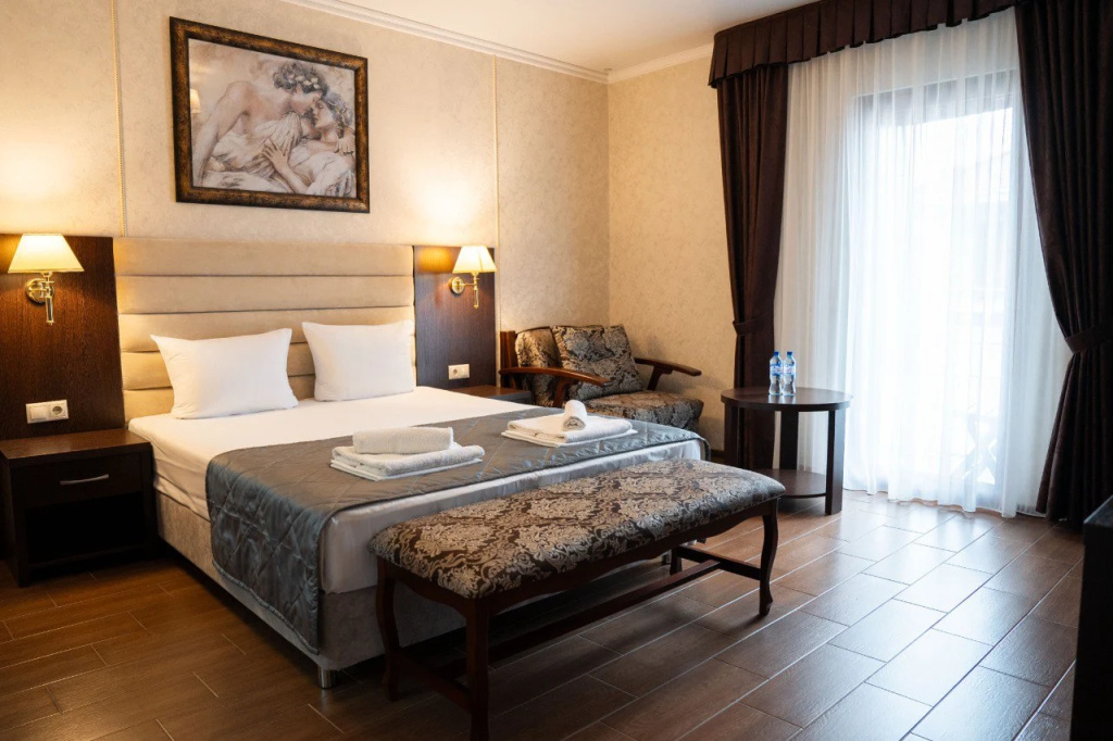 Double Suite with balcony (full double bed)