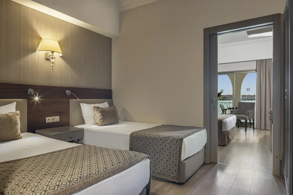 Family Quadruple room with balcony and with land view