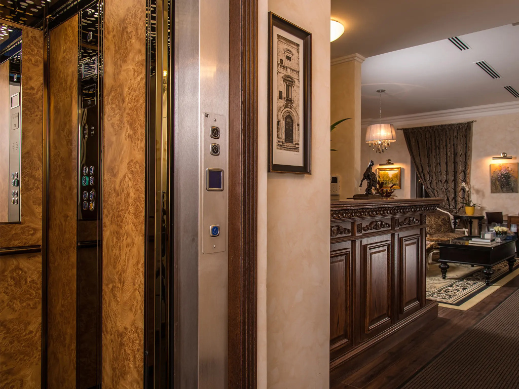 Lobby & Reception