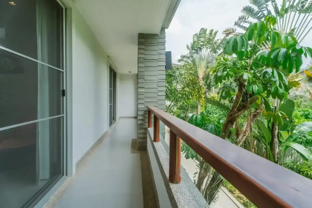 Elegant Beachfront 3Br Condo at Pearl of Naithon Apartments