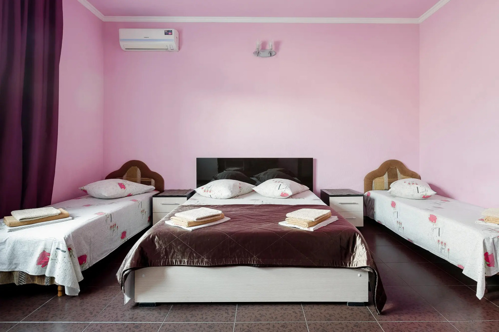 Четырёхместный номер Стандарт с балконом и с видом на город в Guest house city center