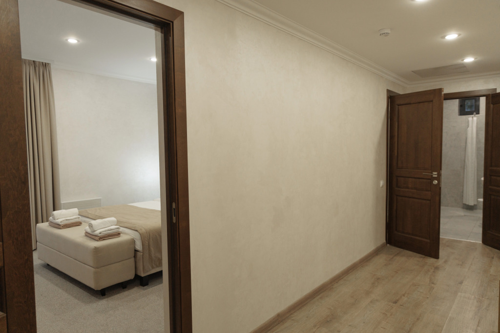 Двухместный люкс с 2 комнатами с балконом и с видом на море двуспальная кровать в Нарт