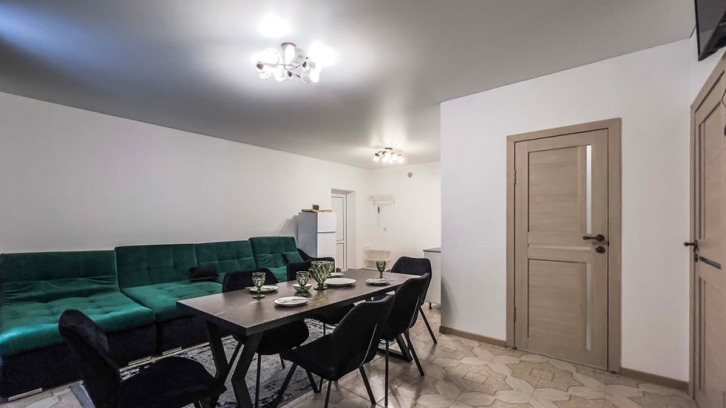 Семейные апартаменты с 3 комнатами с балконом и с красивым видом из окна в Отражение гор и Альбион