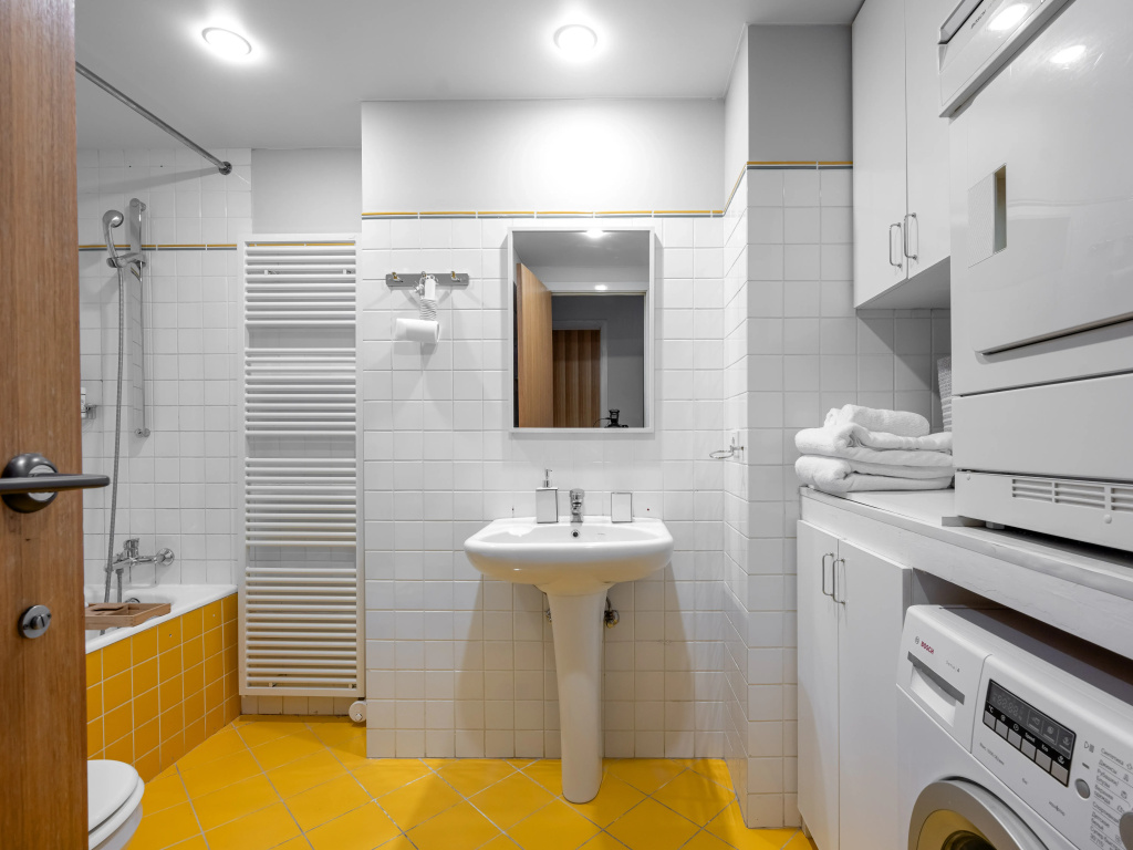 Отель Квартира GM Apartments Стильная Трехкомнатная с балконом и видом на Патриаршие в Москве
