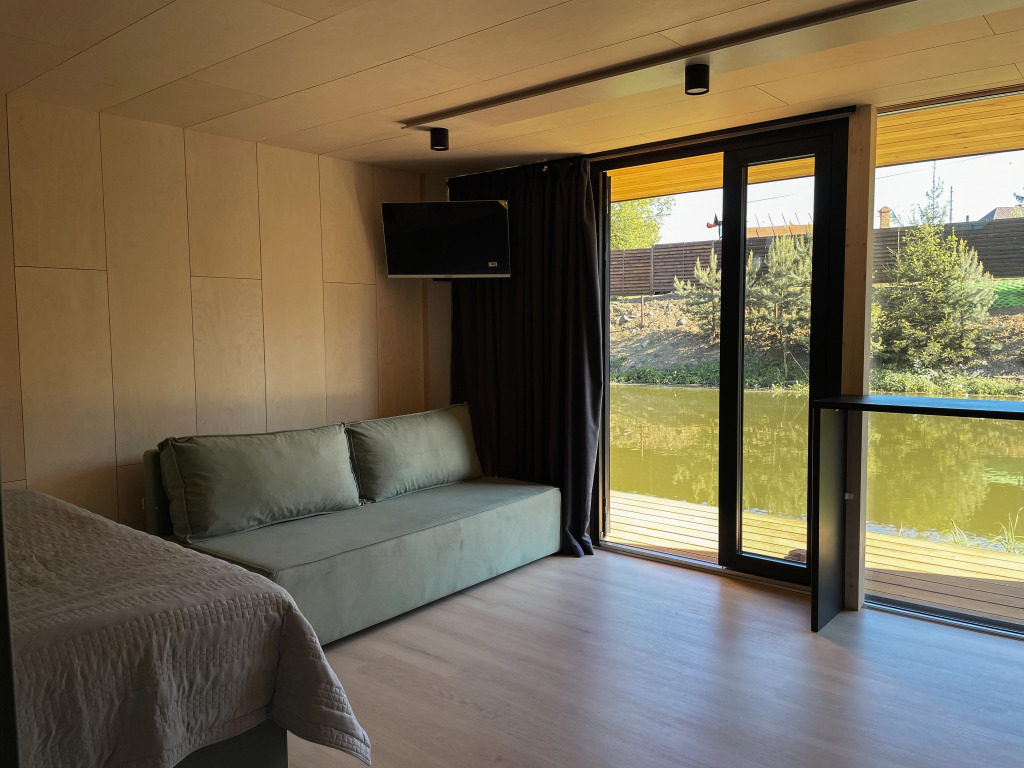 Двухместные Lodge-Apart с видом на озеро двуспальная кровать в Городок