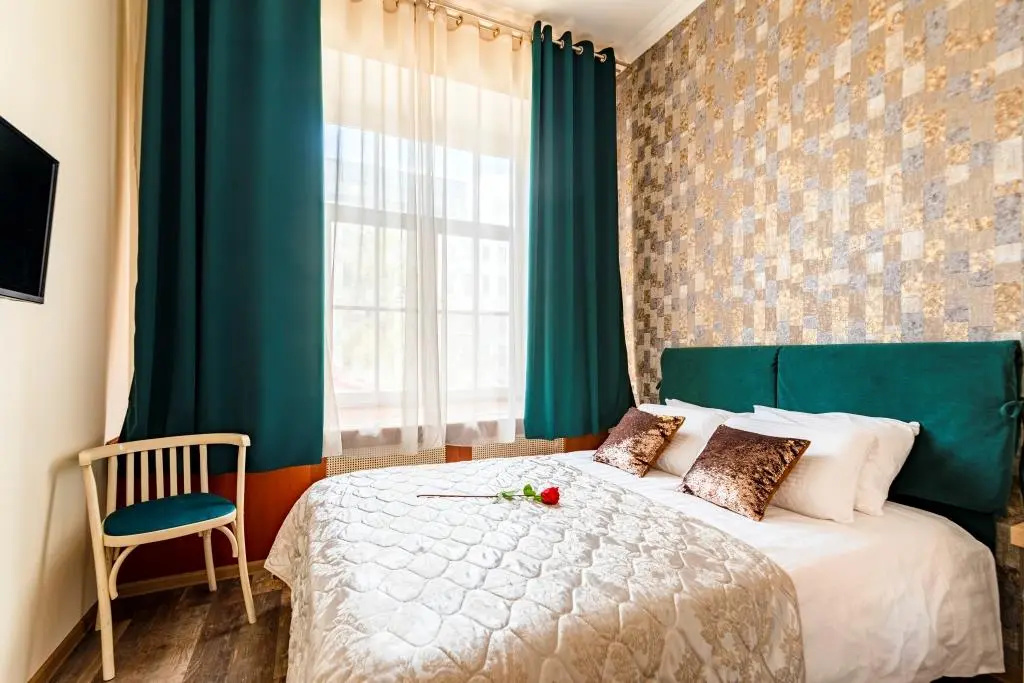 Green Double room (full double bed)