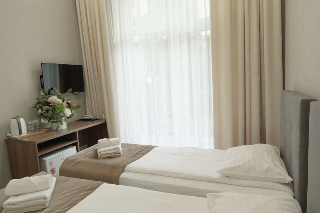 Двухместный номер Стандарт с балконом и с видом на горы 2 отдельные кровати в Нарт