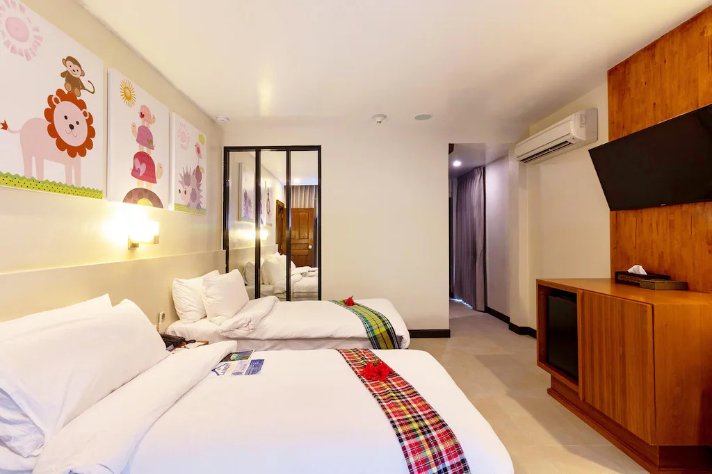 Четырёхместная студия семейная Hilltop с балконом и с видом на закат в Phi Phi Holiday Resort – SHA Extra Plus