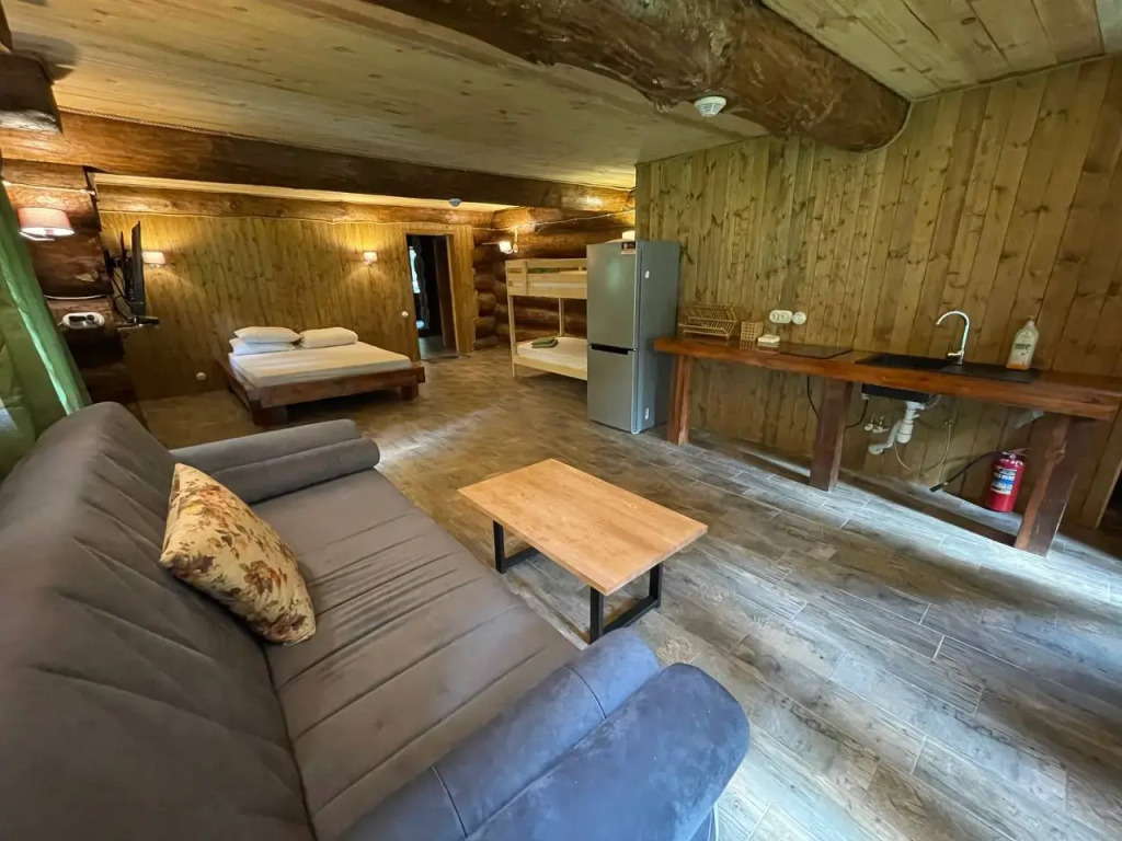 Четырёхместный номер №2 с красивым видом из окна в Дубки