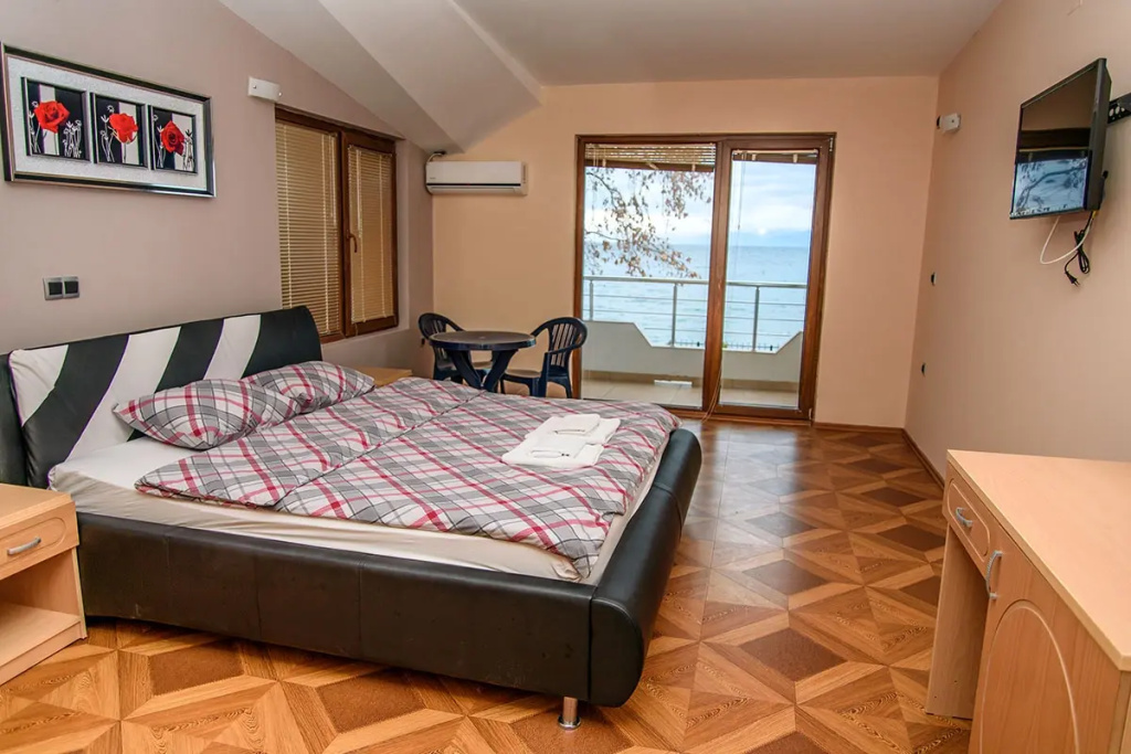 Deluxe Double room with balcony (full double bed)