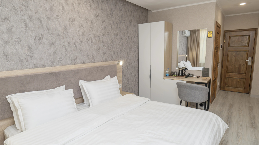 Standard Double room with city view (full double bed)