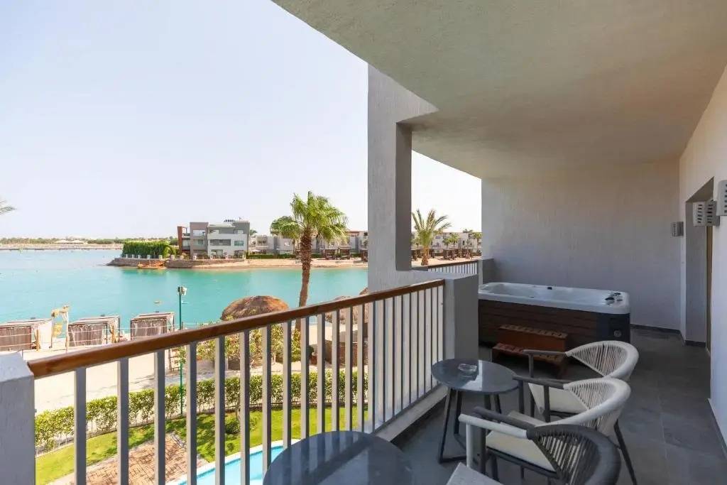 Люкс Posh Club Crystal Jacuzzi с балконом в Sunrise Crystal Bay Resort