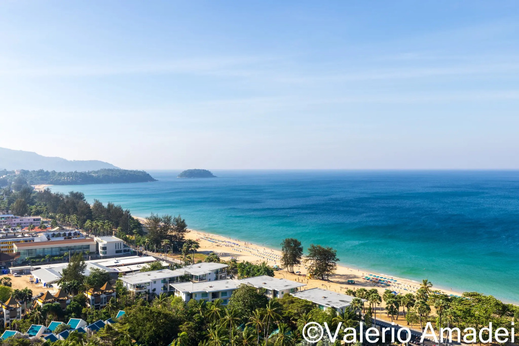 Люкс с 2 комнатами с балконом и с красивым видом из окна в Апартаменты OMNIA  Phuket - Waterfront Karon