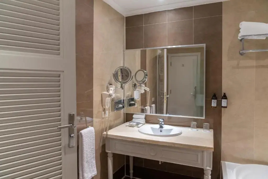 Люкс Posh Club Royal с балконом в Sunrise Crystal Bay Resort