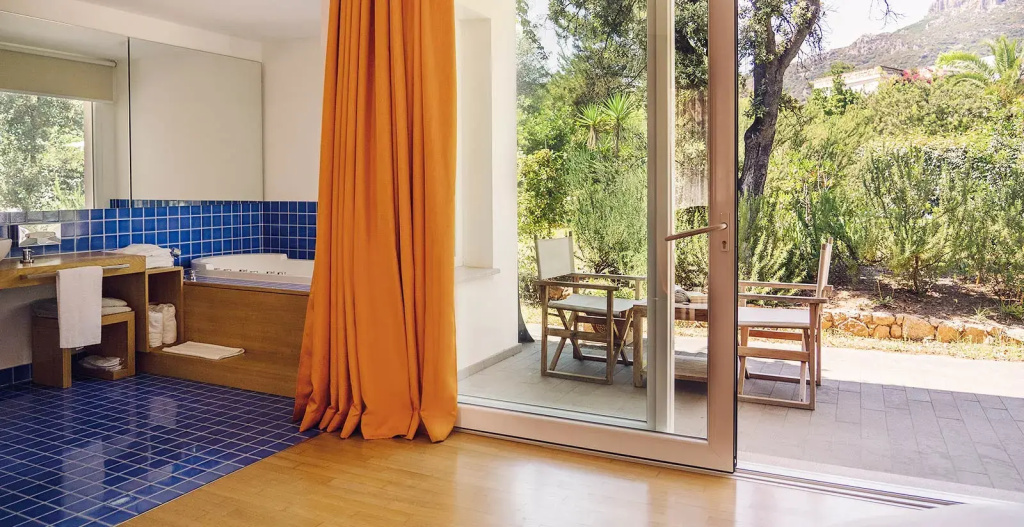 Standard Family room with garden view