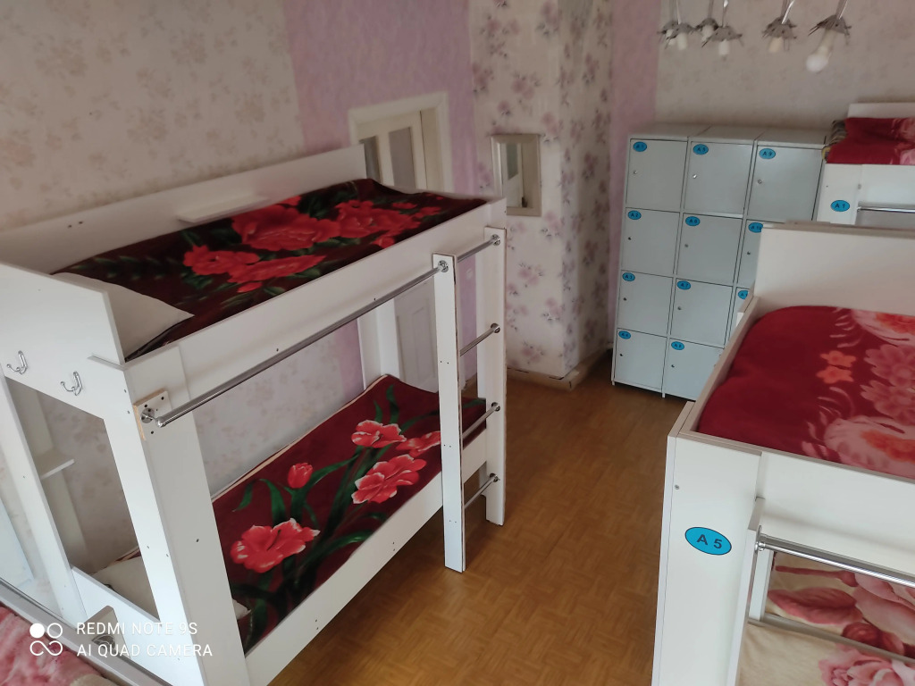 Кровать в общем номере с красивым видом из окна в На Орманова