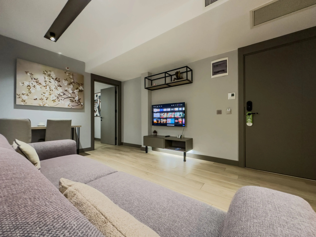 Garden Suite with balcony and with park view