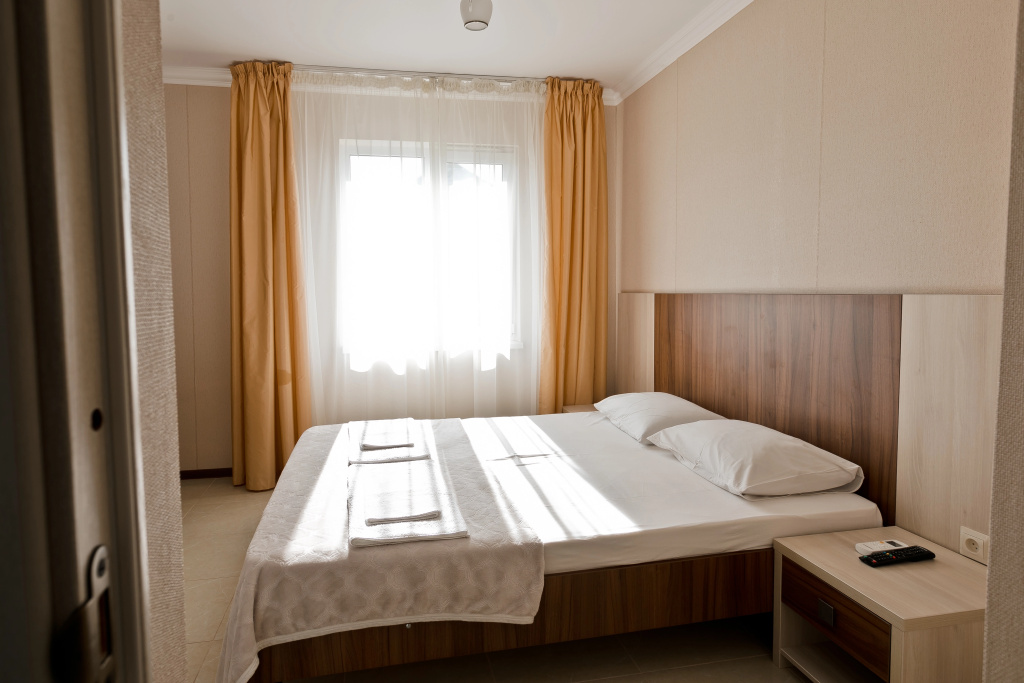 2 Bedrooms Standard Quadruple Family room with balcony and with view