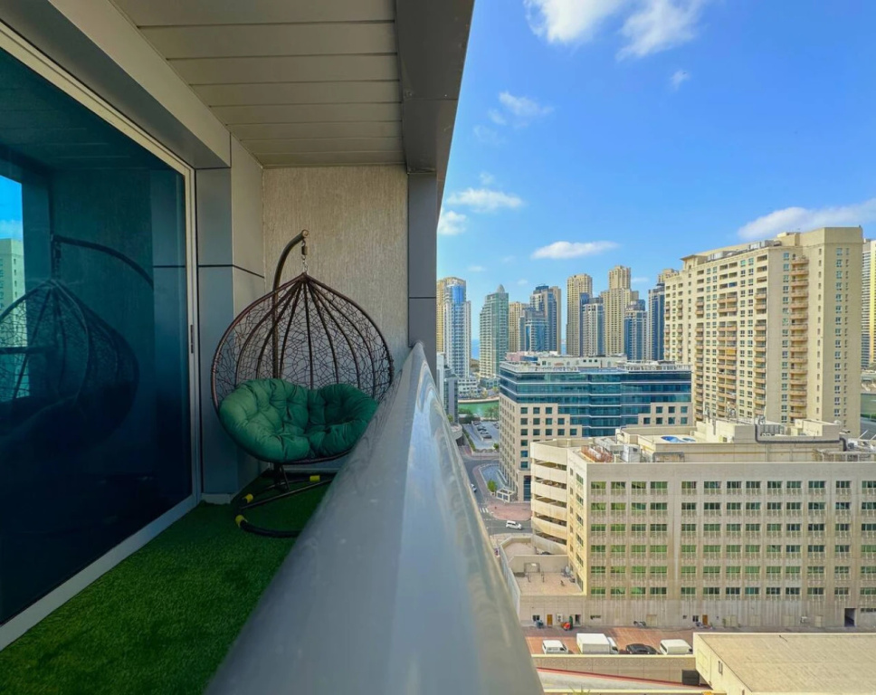 14th Floor Marina Studio | Steps to Metro & Beach Flat