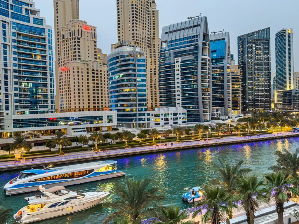 Marina Elegance: Walk to JBR Beach & Ain Dubai Flat
