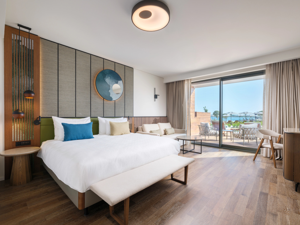 Deluxe Swim-Up Sea Side (Community Zone) Double Double 4 Room (full double bed)