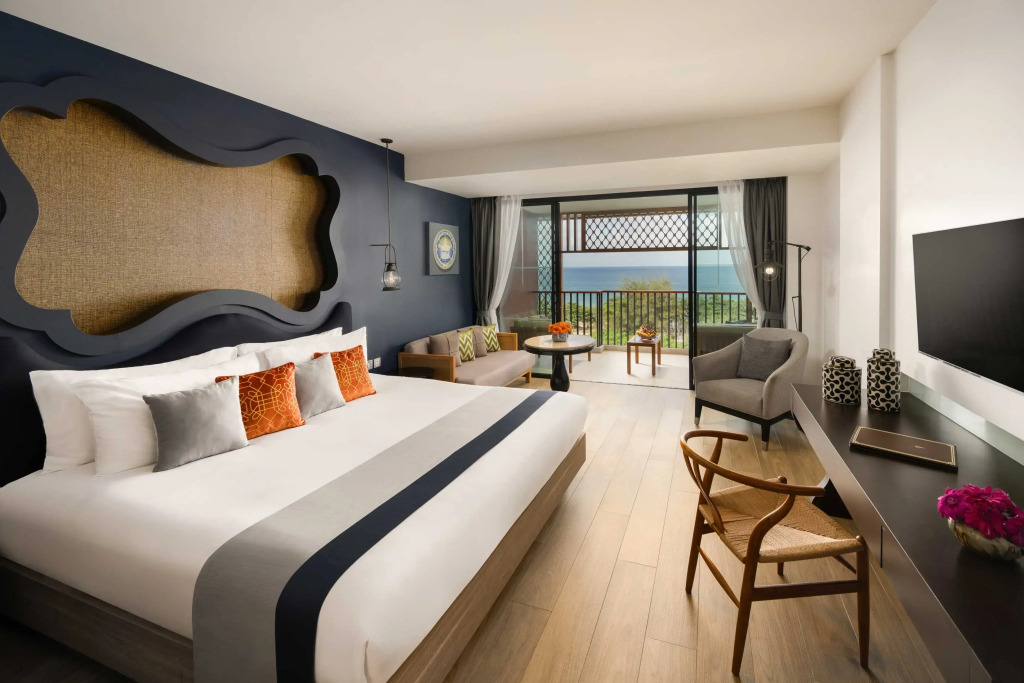Двухместный номер Premier с балконом и с видом на море двуспальная кровать в Avista Grande Phuket Karon - MGallery