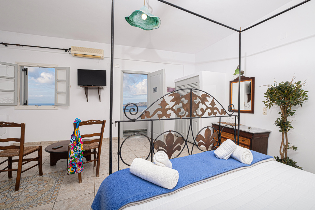 Standard Double room with Caldera View (full double bed)