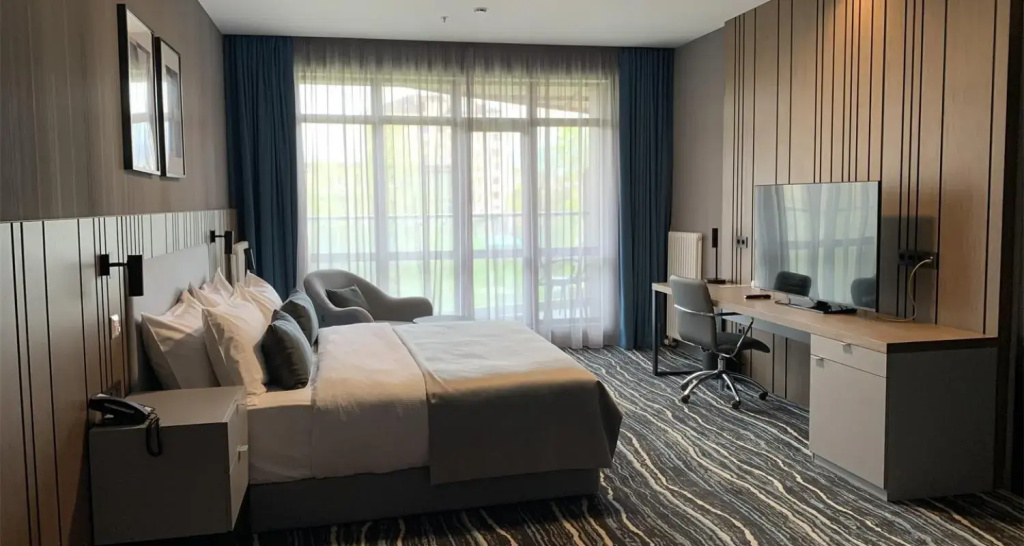 Vladikavkaz Park Hotel Room Type - Standard Superior Accessible Double room with balcony and with view full double bed