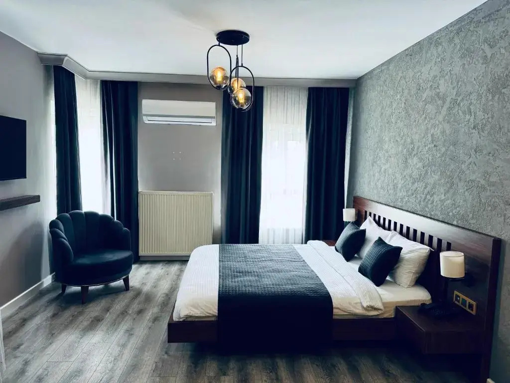 Deluxe Double room with pool view (full double bed)