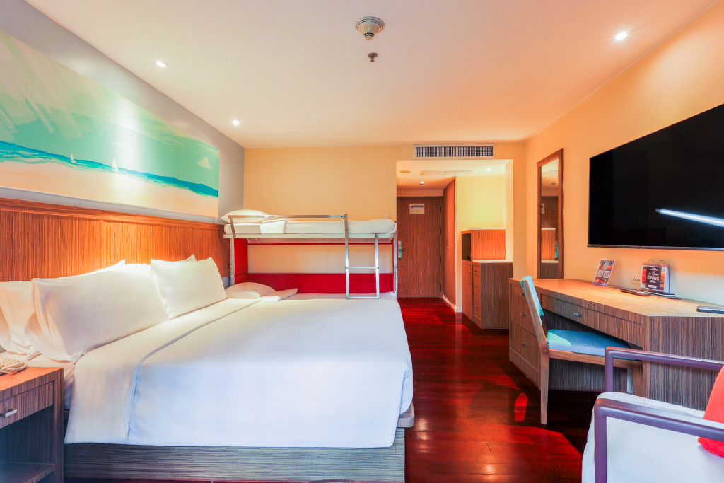 Четырёхместный семейный номер Standard с балконом в Holiday Inn Resort Phuket Surin Beach, an IHG Hotel