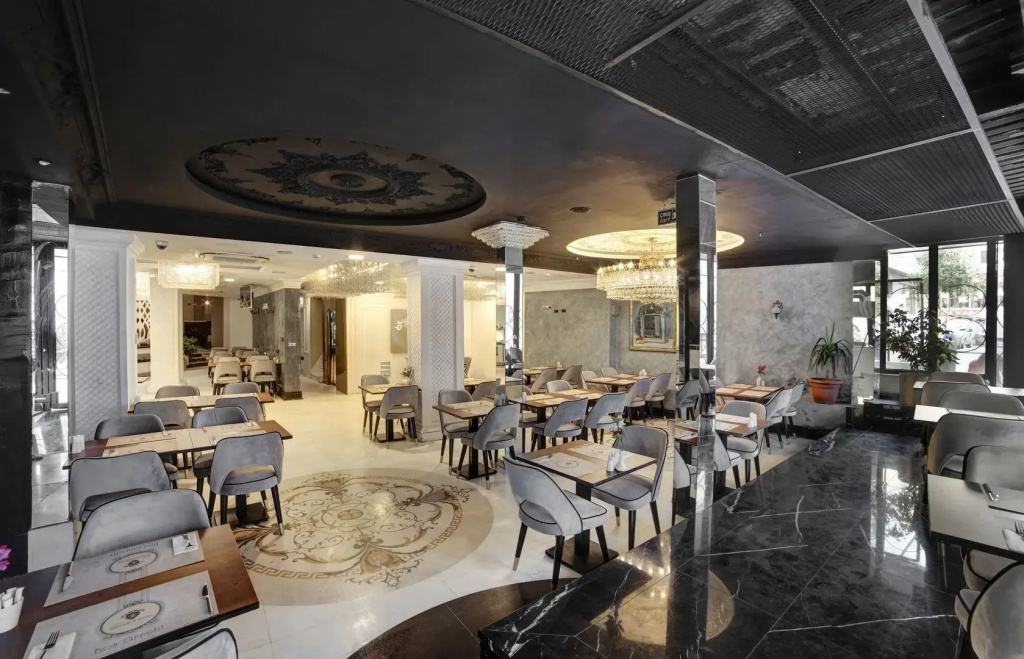 White Monarch Hotel — фото