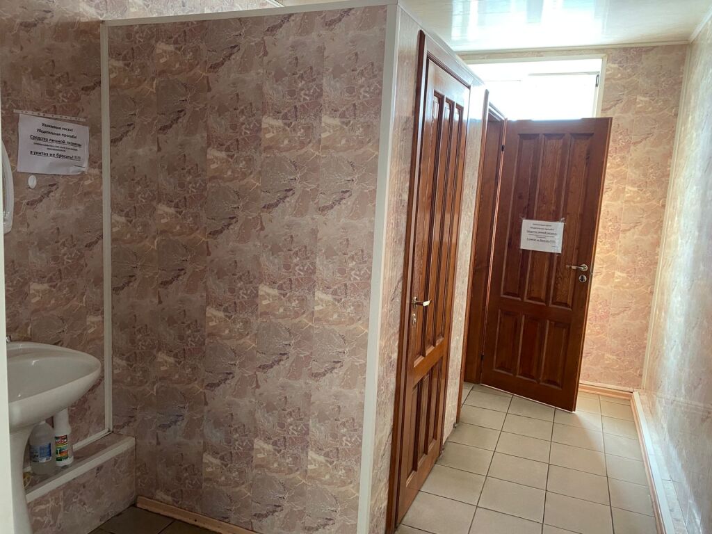 Кровать в общем номере (мужской номер) в Бархат