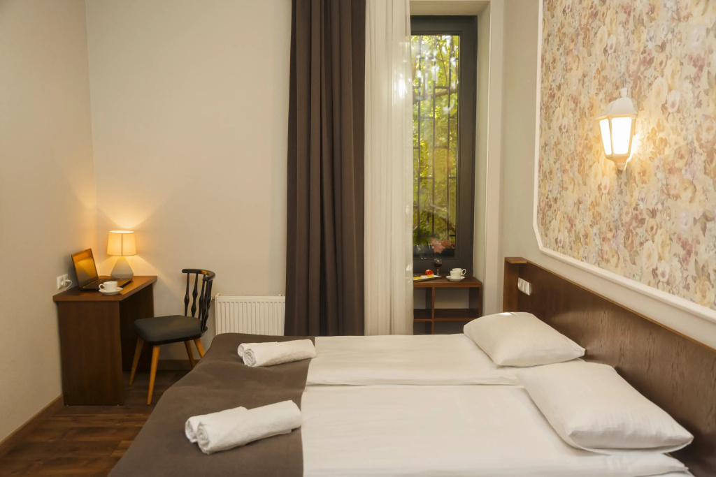 Deluxe Double room with garden view (full double bed)