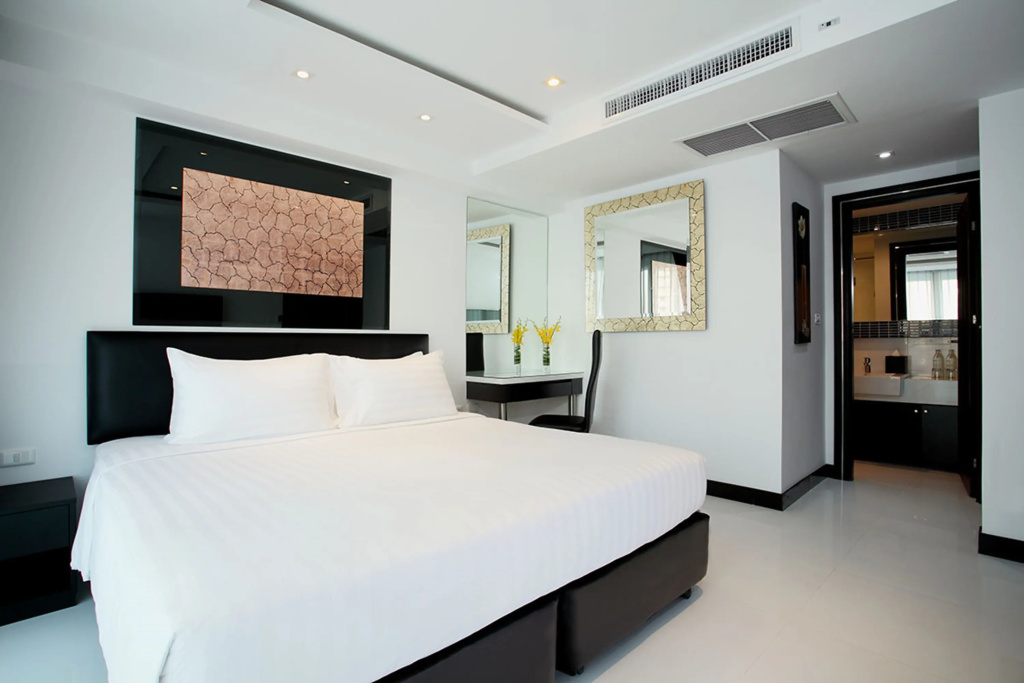 1 Bedroom Superior Double Suite with balcony and with city view (full double bed)